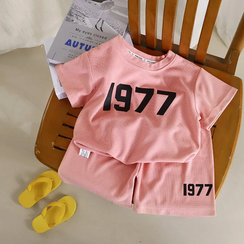 -キッズセットアップ 2点セット 半袖Tシャツ+ショートパンツ ロゴプリント 4カラー【mh0005780】 - mamahalo shop - 半袖セットアップ -  べビー服 - 子供服 - 男の子 - 女の子