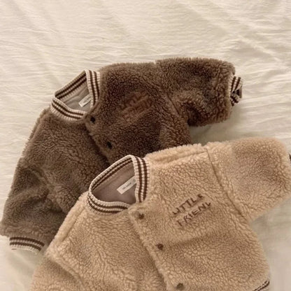 -ベビーアウター ボアフリースジャケット レターロゴ刺繍 スタジャンコート コーヒー アプリコット 2カラー - mamahalo shop - ショートコート・ジャケット・ジャンパー -  べビー服 - 子供服 - 男の子 - 女の子