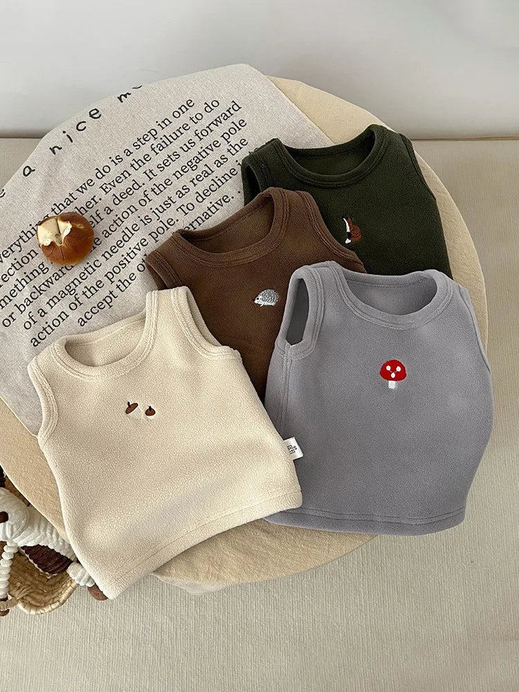 -ベビーベスト フリース 刺繍ワンポイント ノースリーブトップス 4カラー ボーイズ 男の子 子供服 - mamahalo shop - ベスト -  べビー服 - 子供服 - 男の子 - 女の子