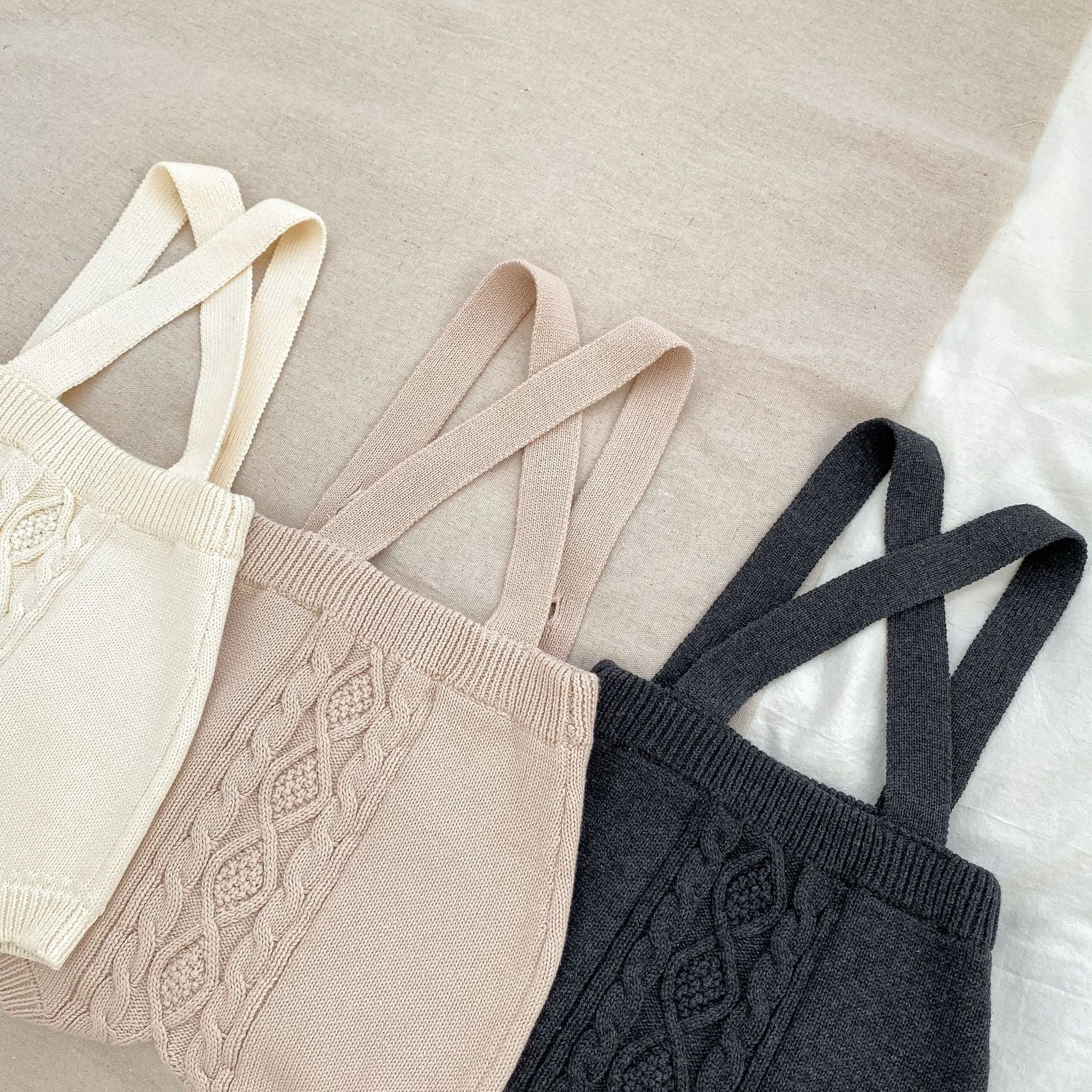 -ベビー アランニット ケーブル編み サスペンダー ニット バルーン パンツ ショートパンツ サロペット ホワイト ベージュ ダークグレー ユニセックス 6999 - mamahalo shop - サロペットパンツ・サスペンダーパンツ -  べビー服 - 子供服 - 男の子 - 女の子