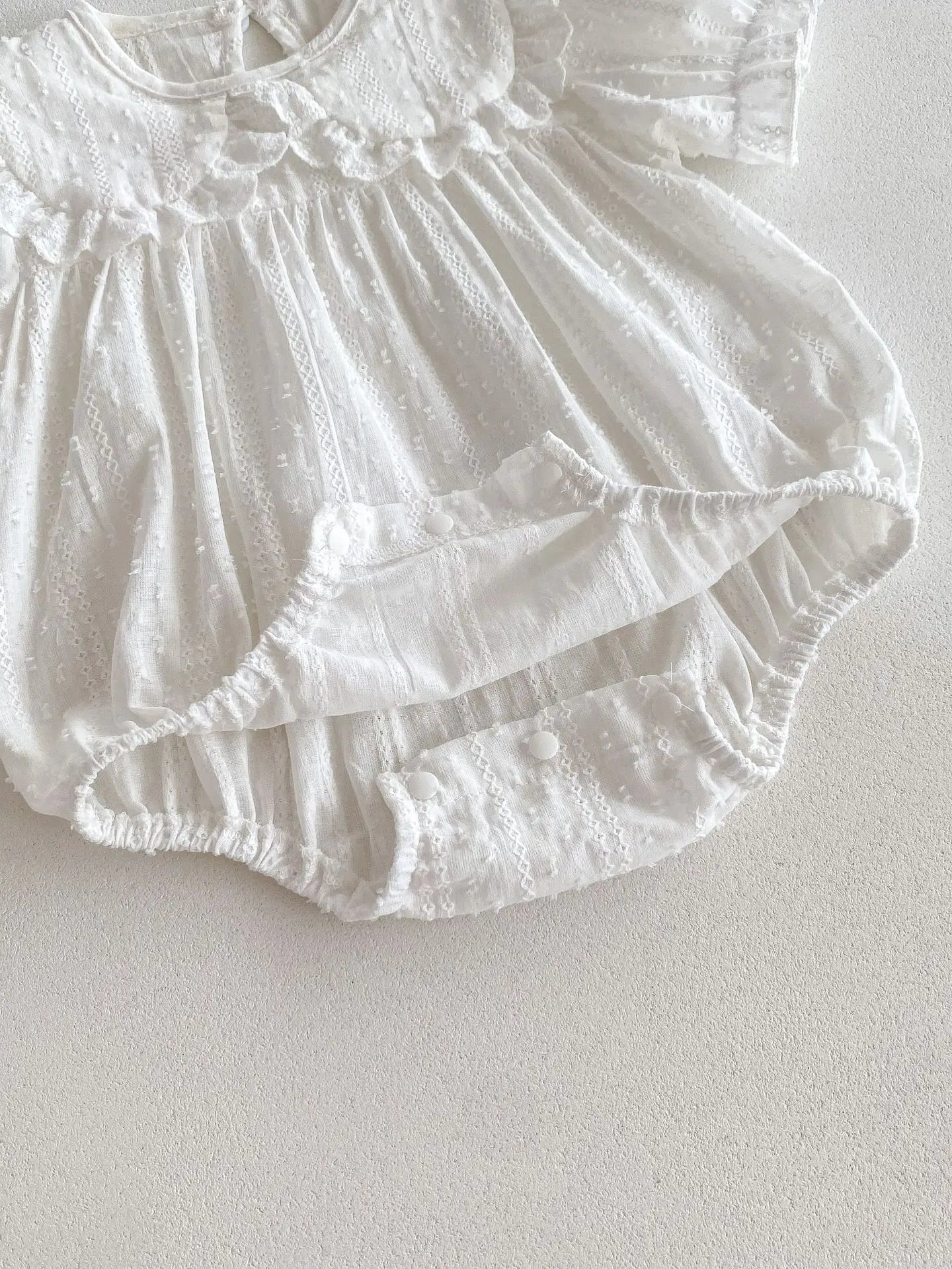 -ベビーロンパース/キッズワンピース 半袖パフスリーブ レースフリル襟 ホワイト リンクコーデ 姉妹 お揃いコーデ【mh0005457】 - mamahalo shop - 半袖ロンパース -  べビー服 - 子供服 - 男の子 - 女の子