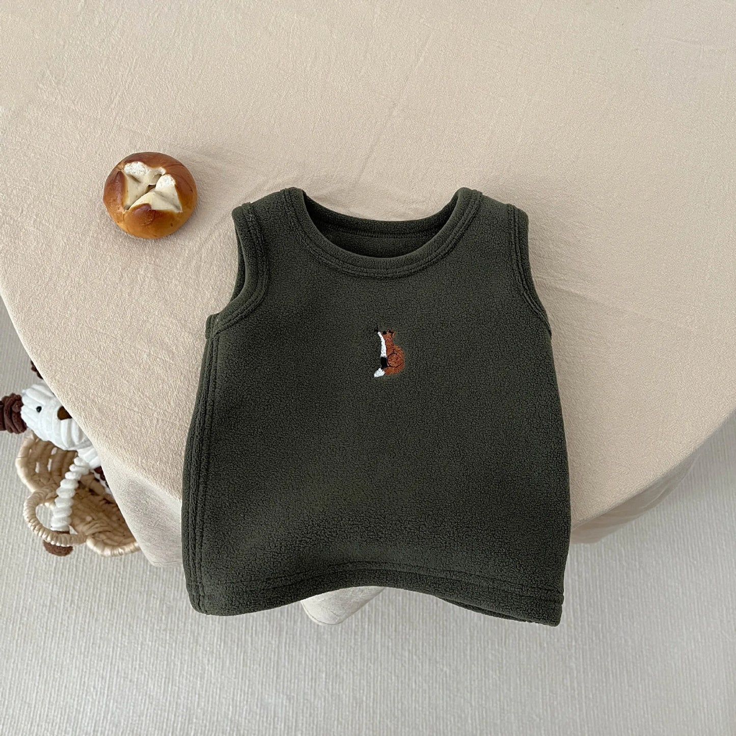 -ベビーベスト フリース 刺繍ワンポイント ノースリーブトップス 4カラー ボーイズ 男の子 子供服 - mamahalo shop - ベスト -  べビー服 - 子供服 - 男の子 - 女の子