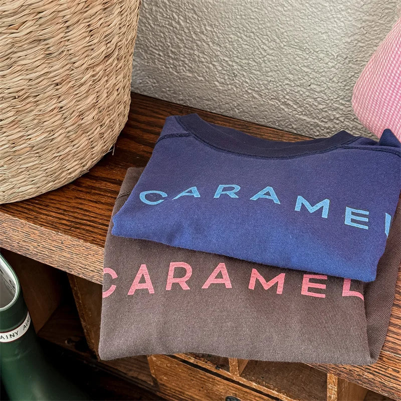 -キッズトップス 半袖プリントTシャツ CARAMEL レターロゴ 2カラー - mamahalo shop - 半袖Tシャツ -  べビー服 - 子供服 - 男の子 - 女の子