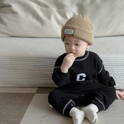 -ベビーロンパース 長袖ジャンプスーツ ポケット レターロゴワンポイント ベージュ/ブラック/2カラー - mamahalo shop - 長袖ロンパース -  べビー服 - 子供服 - 男の子 - 女の子