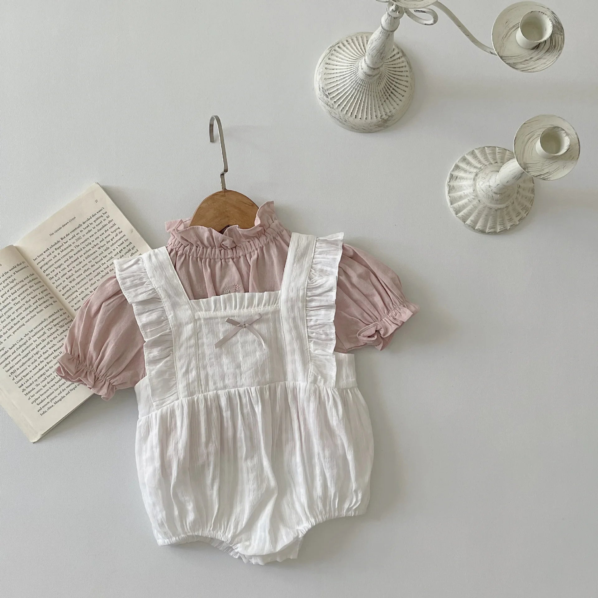 -ベビーロンパース フリル ノースリーブ リボンボディスーツ 2カラー【mh0006297】 - mamahalo shop - ノースリーブロンパース -  べビー服 - 子供服 - 男の子 - 女の子