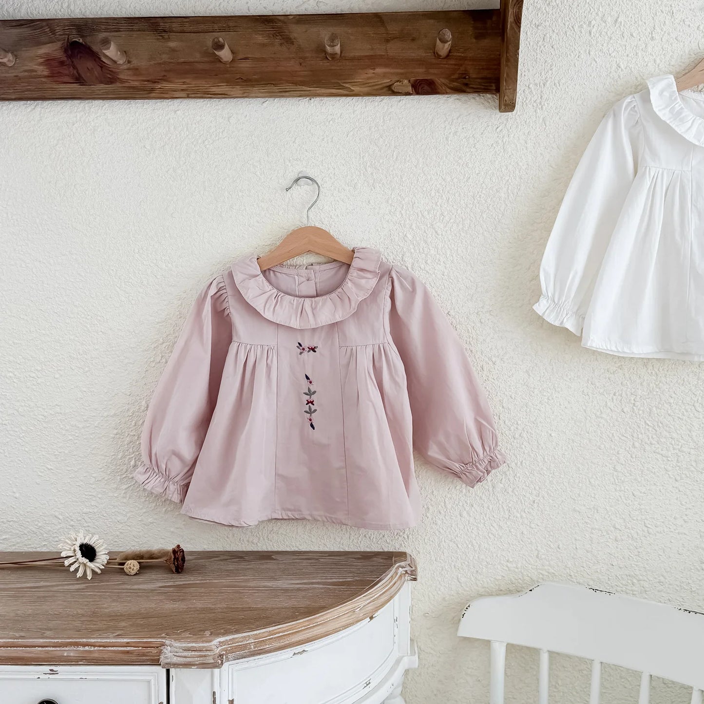 -キッズトップス サークルフリル襟刺繍ワンポイント長袖チュニックブラウス 2カラー【mh0006742】 - mamahalo shop - 長袖シャツ・ブラウス -  べビー服 - 子供服 - 男の子 - 女の子