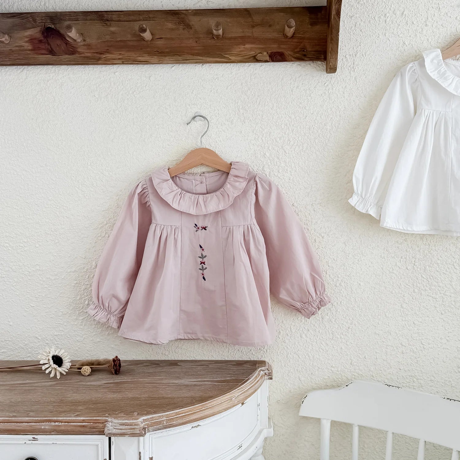 -キッズトップス サークルフリル襟刺繍ワンポイント長袖チュニックブラウス 2カラー【mh0006742】 - mamahalo shop - 長袖シャツ・ブラウス -  べビー服 - 子供服 - 男の子 - 女の子