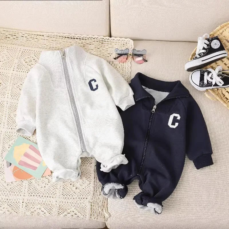 -ベビージャンプスーツ 長袖つなぎ 襟付き ジップアップ レターロゴ 2カラー【mh0006447】 - mamahalo shop - 長袖ジャンプスーツ -  べビー服 - 子供服 - 男の子 - 女の子