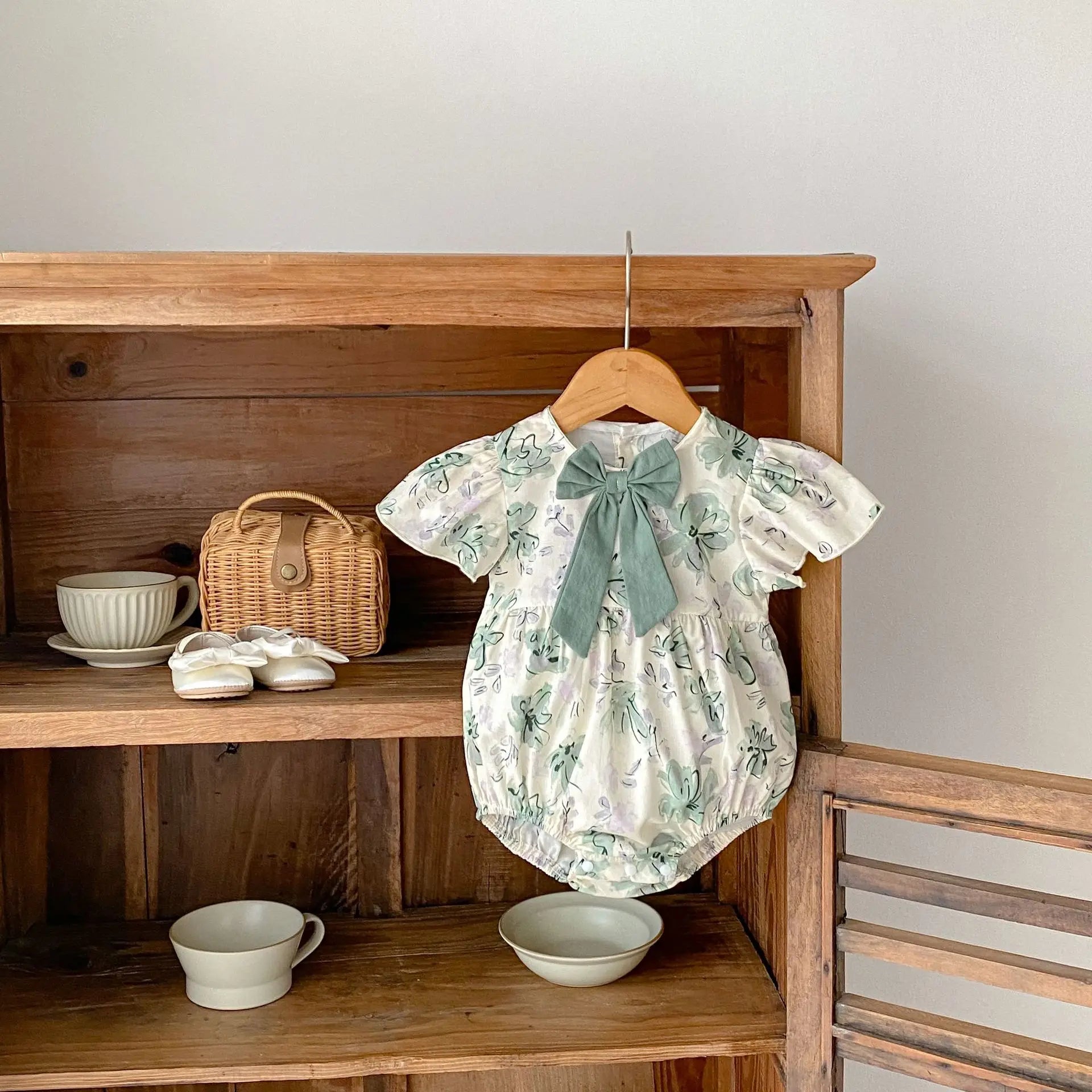 -ベビーロンパース 半袖フリルスリーブボディスーツ リボン フラワー花柄プリント【mh0004642】 - mamahalo shop - 半袖ロンパース -  べビー服 - 子供服 - 男の子 - 女の子