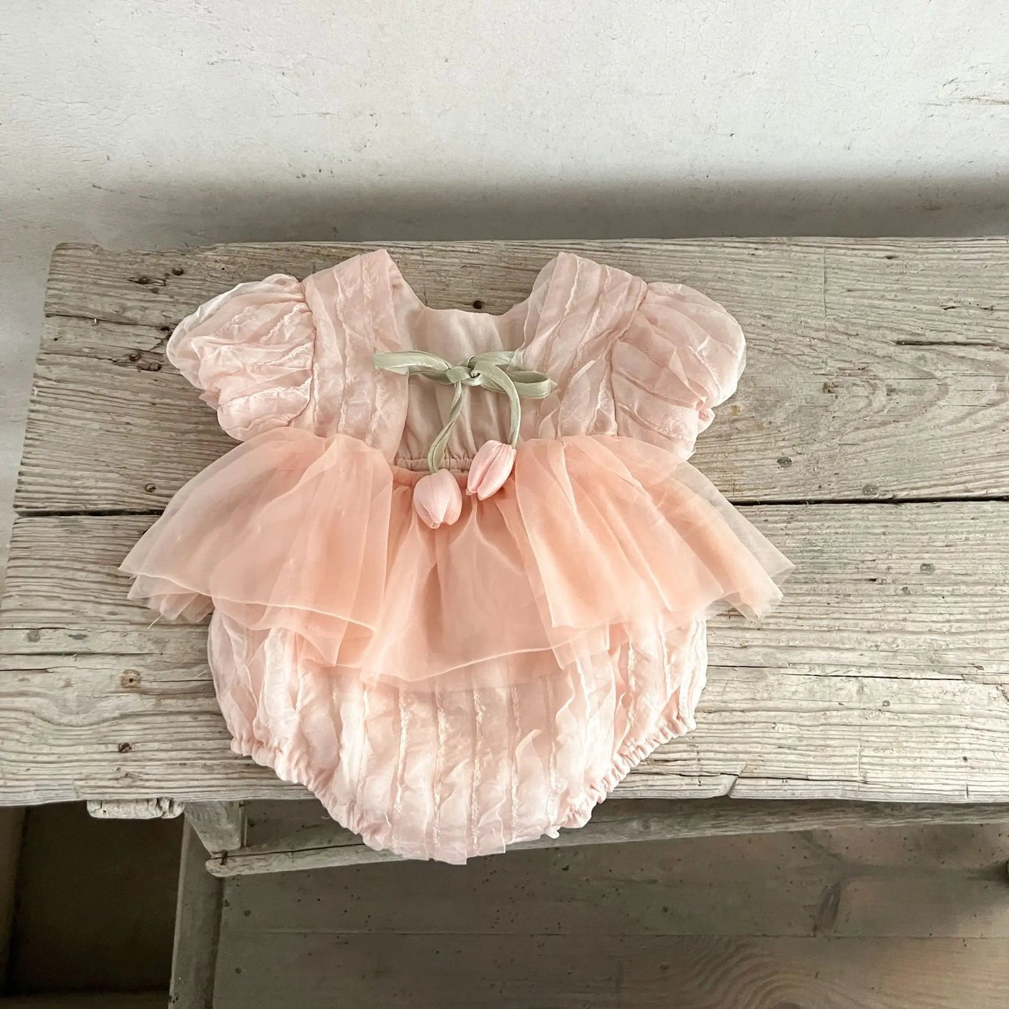 -ベビーロンパース 半袖ペプラムボディスーツ レース チューリップ ドレスロンパース 2カラー【mh0005624】 - mamahalo shop - 半袖ロンパース -  べビー服 - 子供服 - 男の子 - 女の子