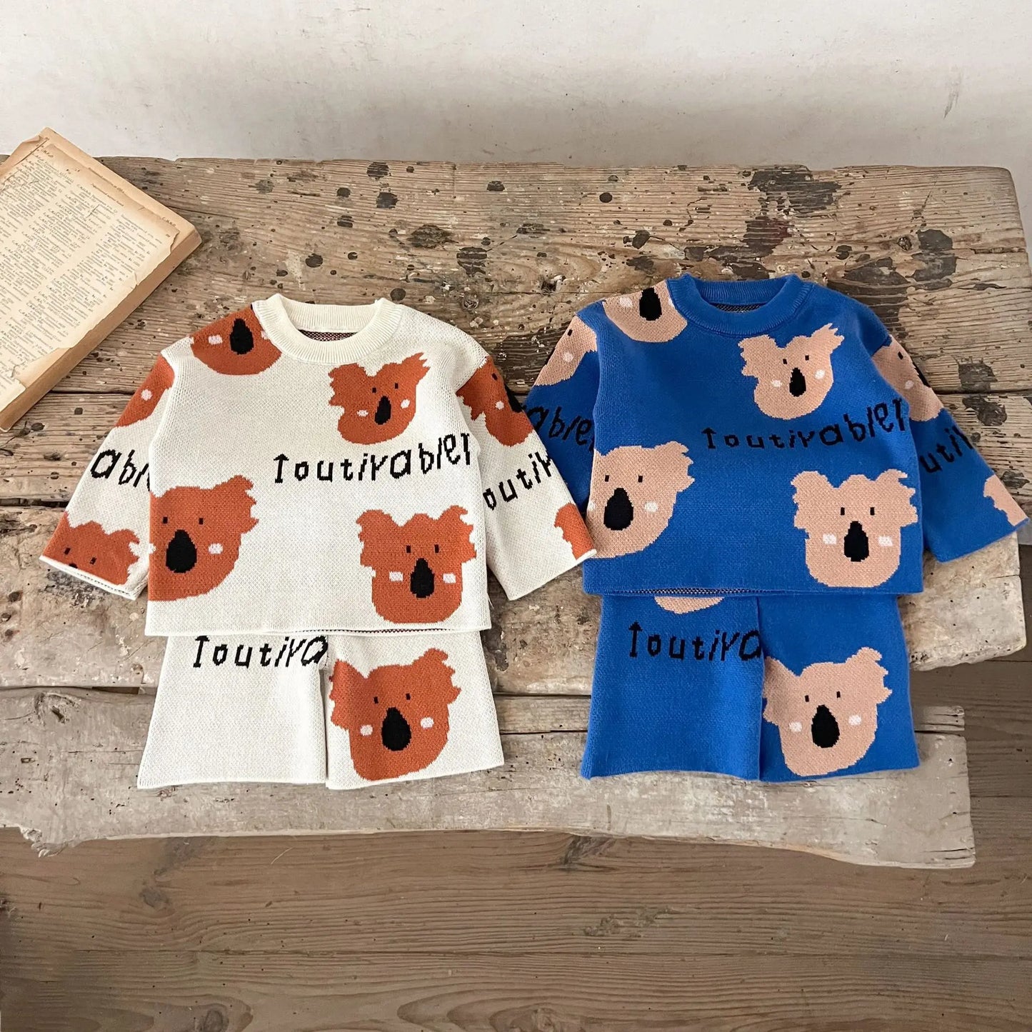 -ベビーセットアップ 2点セット コアラ柄ニット長袖セータートップス+ニットハーフパンツ 2カラー - mamahalo shop - 長袖セットアップ -  べビー服 - 子供服 - 男の子 - 女の子