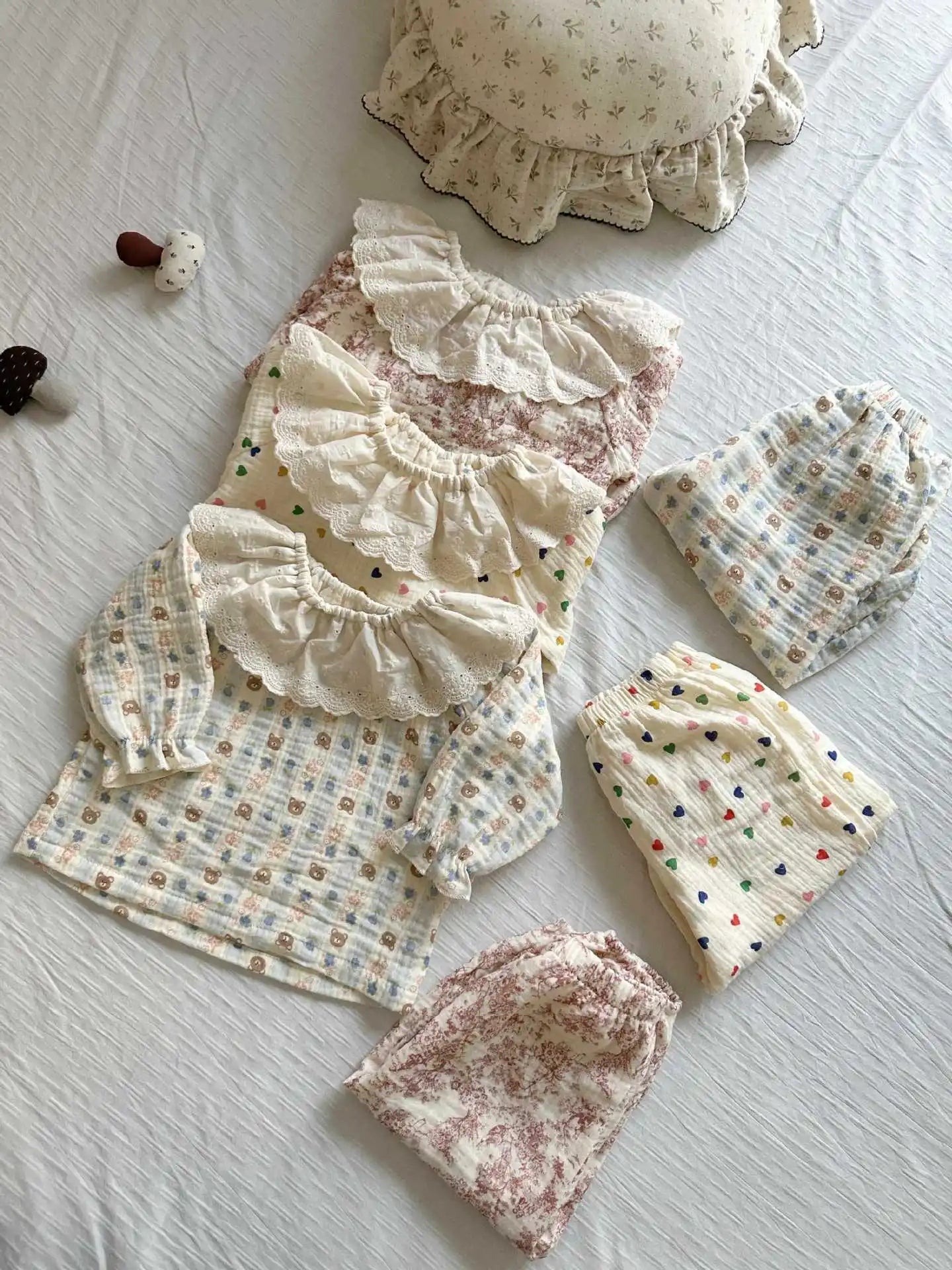 -ベビーセットアップ ハート/フラワープリントラッフル襟長袖シャツ+ロングパンツ 3カラー - mamahalo shop - 長袖セットアップ -  べビー服 - 子供服 - 男の子 - 女の子