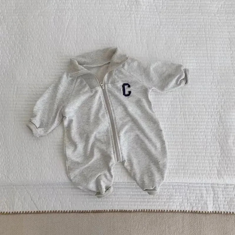 -ベビージャンプスーツ 長袖つなぎ 襟付き ジップアップ レターロゴ 2カラー【mh0006447】 - mamahalo shop - 長袖ジャンプスーツ -  べビー服 - 子供服 - 男の子 - 女の子