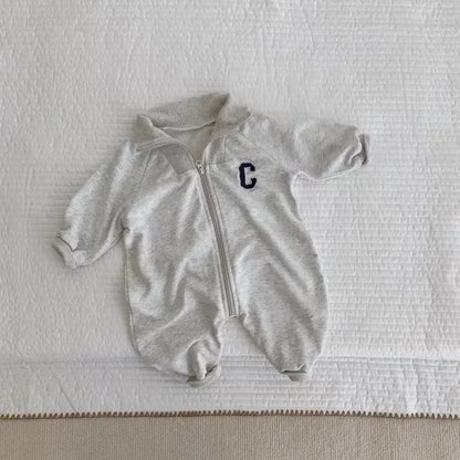 -ベビージャンプスーツ 長袖つなぎ 襟付き ジップアップ レターロゴ 2カラー【mh0006447】 - mamahalo shop - 長袖ジャンプスーツ -  べビー服 - 子供服 - 男の子 - 女の子