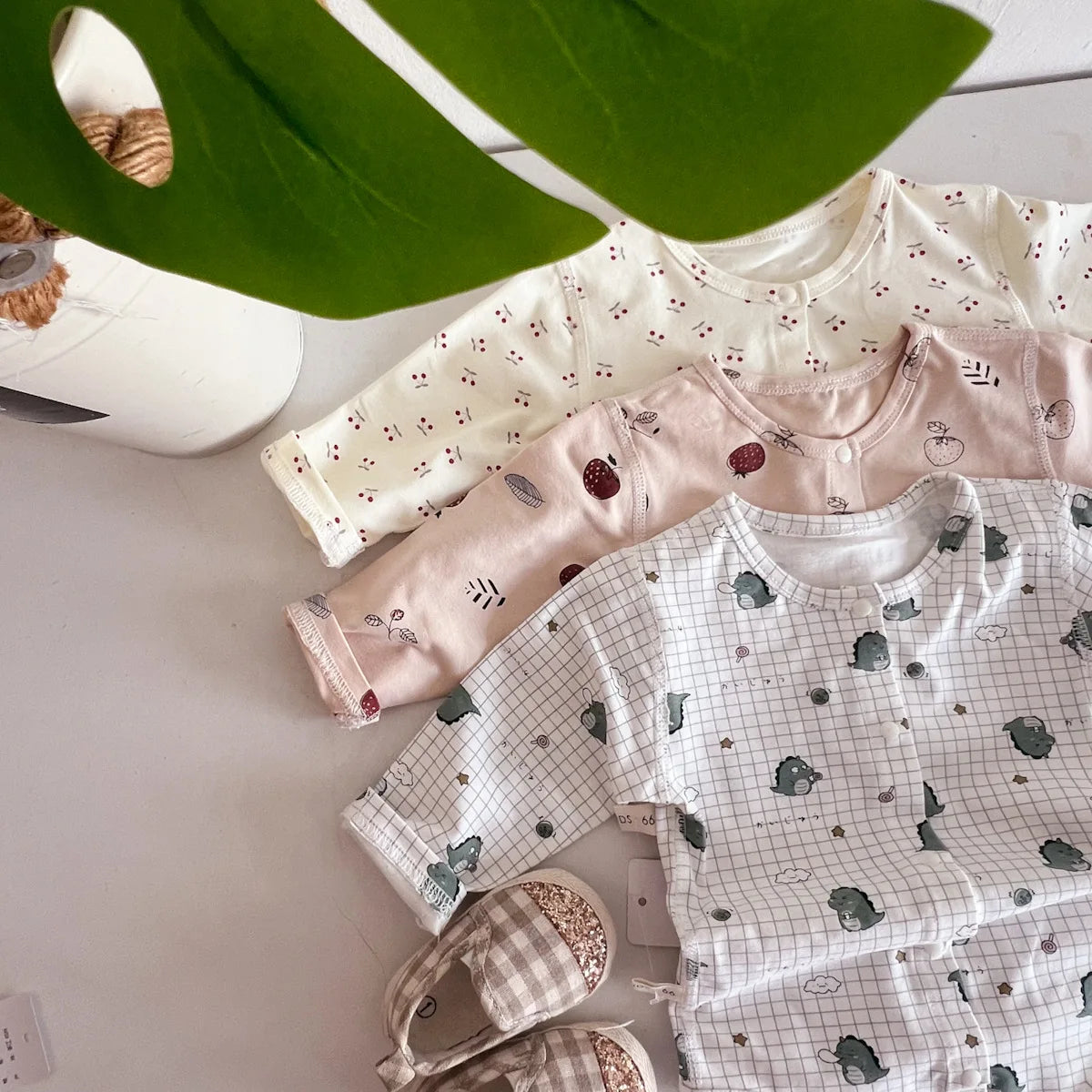 -ベビーロンパース プリント柄フロントボタン長袖ボディスーツ 3カラー【mh0006786】 - mamahalo shop - 長袖ロンパース -  べビー服 - 子供服 - 男の子 - 女の子