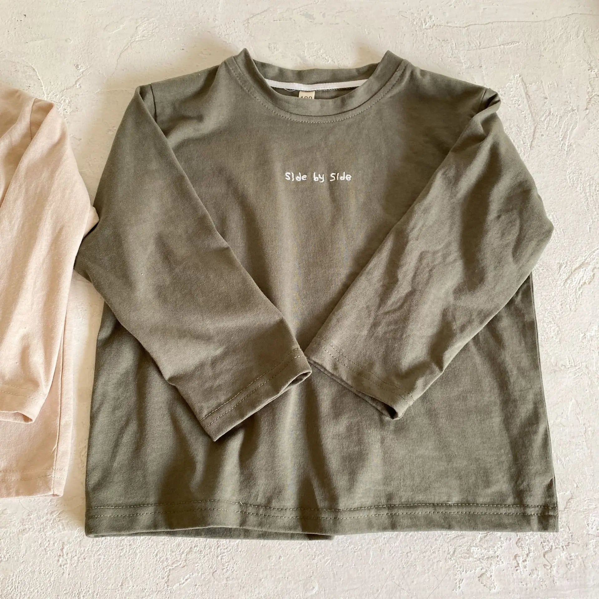 -キッズトップス 長袖Tシャツ レターロゴ刺繍ワンポイント 2カラー【mh0006159】 - mamahalo shop - 長袖Tシャツ -  べビー服 - 子供服 - 男の子 - 女の子