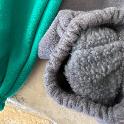 -キッズパンツ 裏ボアフリース スウェットパンツ ワンポイントロゴ センタータック スポーツパンツ グリーン ダークグレー 2カラー - mamahalo shop - ロングパンツ・スウェットパンツ -  べビー服 - 子供服 - 男の子 - 女の子