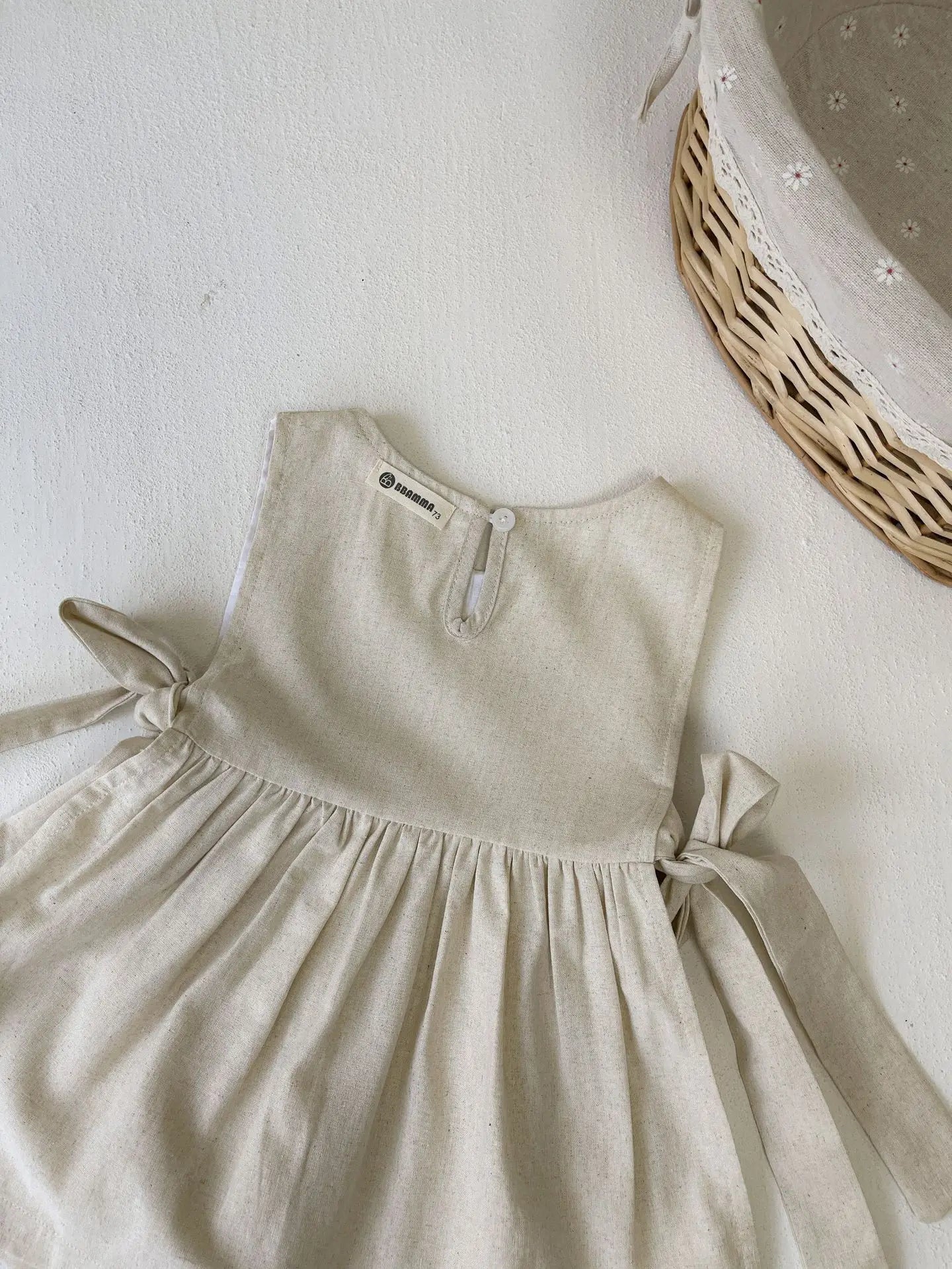 -ベビーワンピース ノースリーブエプロンドレス 重ね着 フラワー花柄刺繍【mh0006331】 - mamahalo shop - ノースリーブワンピース -  べビー服 - 子供服 - 男の子 - 女の子