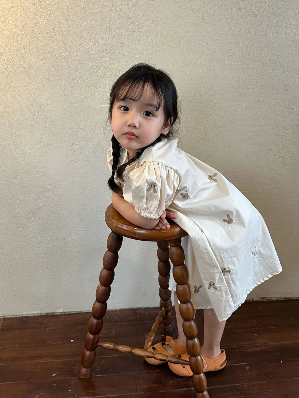 -キッズワンピース 半袖パフスリーブ うさぎバニー刺繍 ベージュ - mamahalo shop - 半袖ワンピース -  べビー服 - 子供服 - 男の子 - 女の子