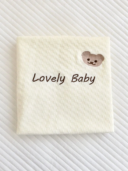 -ベビーブランケット おくるみ スワドル くまベア刺繍 レターロゴ - mamahalo shop - ベビーブランケット・タオル -  べビー服 - 子供服 - 男の子 - 女の子