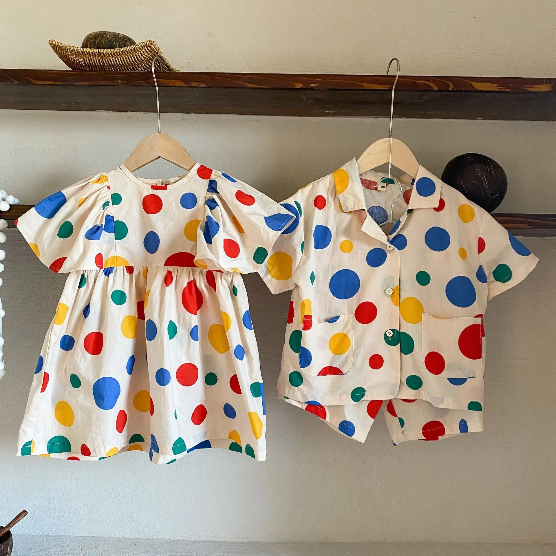 -キッズセットアップ 2点セット/ワンピース ボーイズ半袖シャツ+ショートパンツ/ガールズ半袖ワンピース カラフル水玉ドットプリント リンクコーデ 兄弟姉妹 お揃いコーデ【mh0004514】 - mamahalo shop - 半袖セットアップ -  べビー服 - 子供服 - 男の子 - 女の子