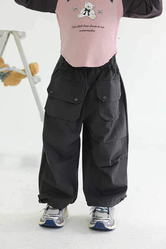 -キッズパンツ ビッグポケットワイドルーズ裾絞りカーゴパンツ 2カラー【mh0006780】 - mamahalo shop - ロングパンツ・スウェットパンツ -  べビー服 - 子供服 - 男の子 - 女の子