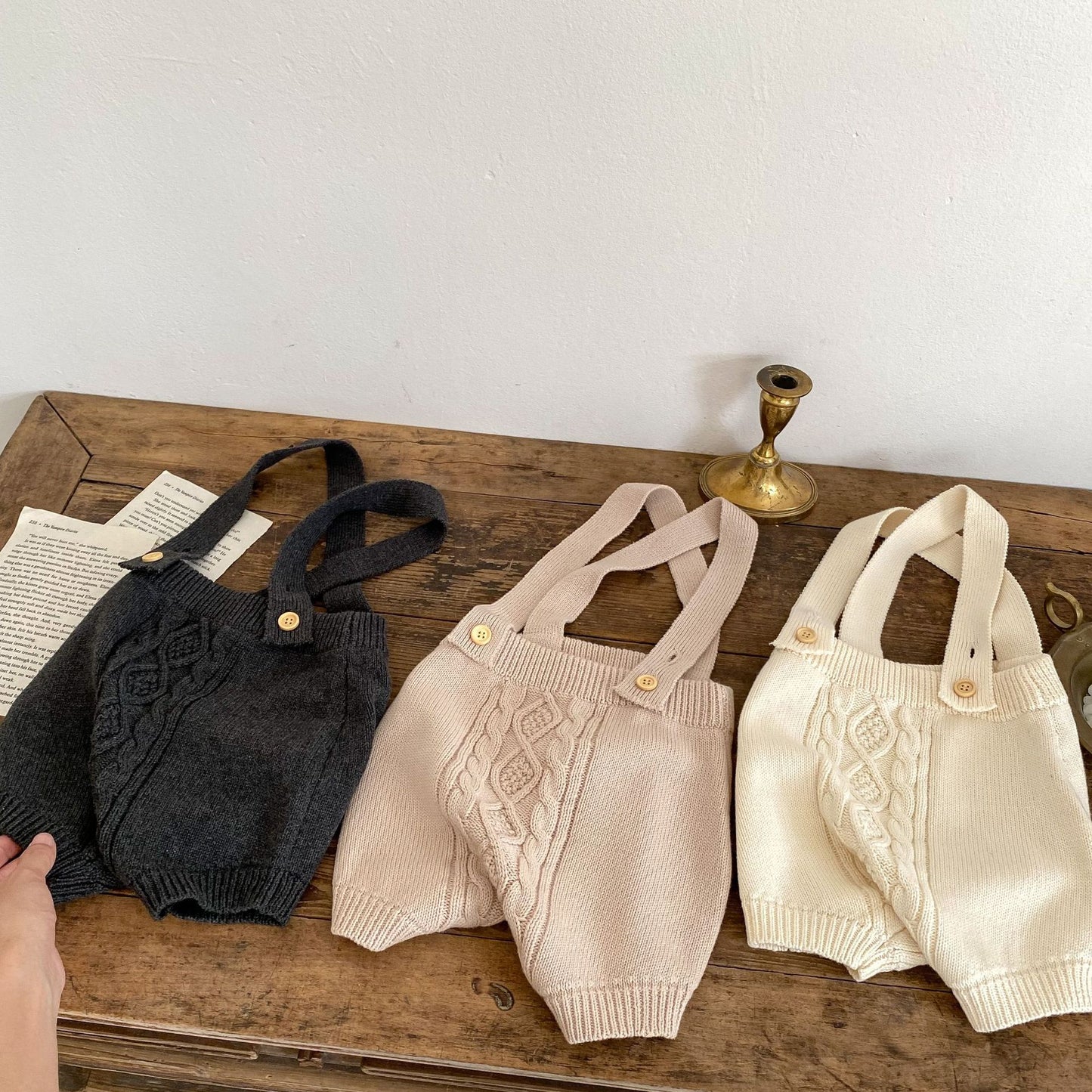 -ベビー アランニット ケーブル編み サスペンダー ニット バルーン パンツ ショートパンツ サロペット ホワイト ベージュ ダークグレー ユニセックス 6999 - mamahalo shop - サロペットパンツ・サスペンダーパンツ -  べビー服 - 子供服 - 男の子 - 女の子