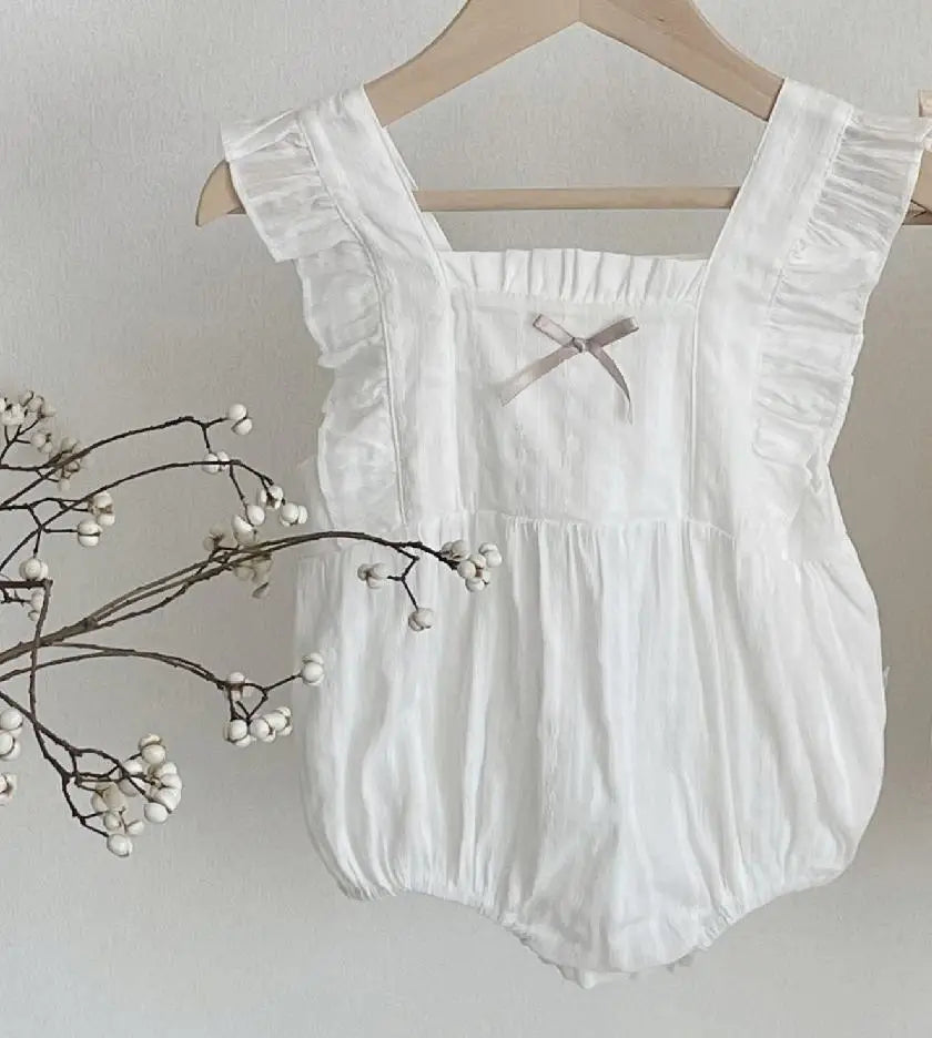 -ベビーロンパース フリル ノースリーブ リボンボディスーツ 2カラー【mh0006297】 - mamahalo shop - ノースリーブロンパース -  べビー服 - 子供服 - 男の子 - 女の子