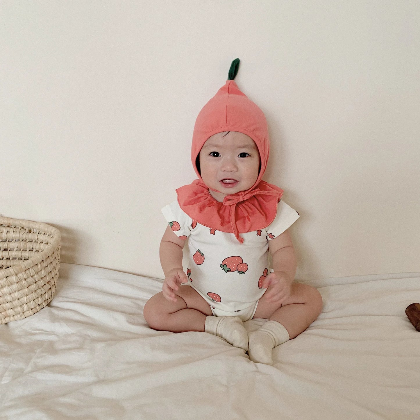 -ベビーロンパース いちご 苺 ストロベリーコスチューム 半袖ボディスーツ  ボンネット帽子セット - mamahalo shop - 半袖ロンパース -  べビー服 - 子供服 - 男の子 - 女の子