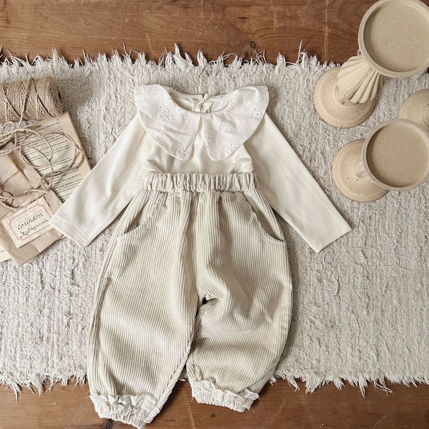 -ベビーパンツ 裾レースフリルコーデュロイルーズロングパンツ アプリコット【mh0006717】 - mamahalo shop - ロングパンツ・スウェットパンツ -  べビー服 - 子供服 - 男の子 - 女の子