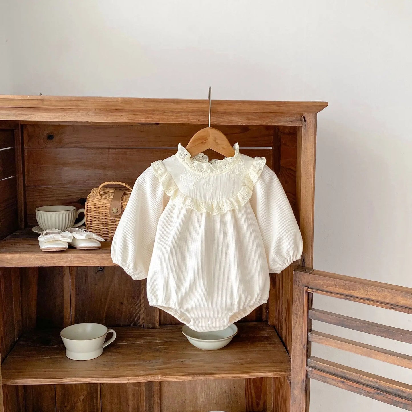 -ベビーロンパース レーススタンドフリルカラー長袖ワッフルボディスーツ アプリコット - mamahalo shop - 長袖ロンパース -  べビー服 - 子供服 - 男の子 - 女の子