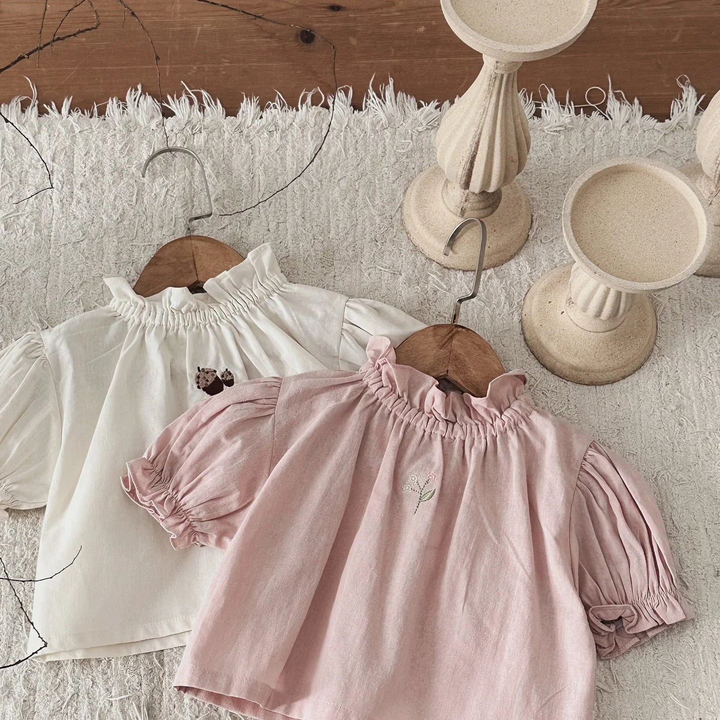 -ベビートップス 半袖パフスリーブ スタンドフリルカラーブラウス どんぐり刺繍ワンポイント 2カラー - mamahalo shop - 半袖シャツ・ブラウス -  べビー服 - 子供服 - 男の子 - 女の子