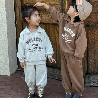 -キッズセットアップ 2点セット 長袖襟付きスウェットシャツ+ロングパンツ レターロゴプリント 2カラー - mamahalo shop - 長袖セットアップ -  べビー服 - 子供服 - 男の子 - 女の子