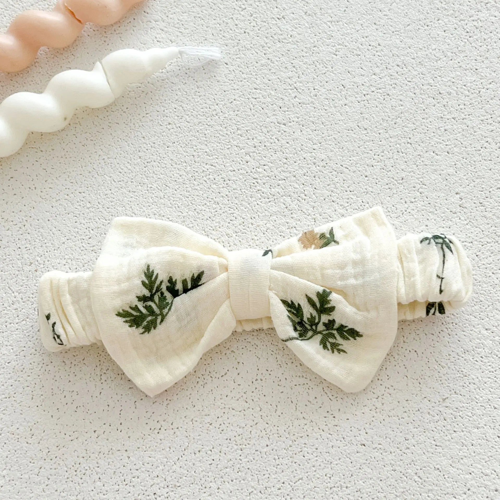 -ベビーロンパース レース縁取り丸襟リーフフラワープリント長袖ボディスーツ+リボンヘアバンドセット アプリコット【mh0007393】 - mamahalo shop - 長袖ロンパース -  べビー服 - 子供服 - 男の子 - 女の子