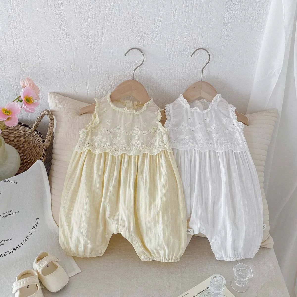 -ベビーロンパース ノースリーブジャンプスーツ レースフリル 2カラー【mh0006065】 - mamahalo shop - ノースリーブジャンプスーツ -  べビー服 - 子供服 - 男の子 - 女の子