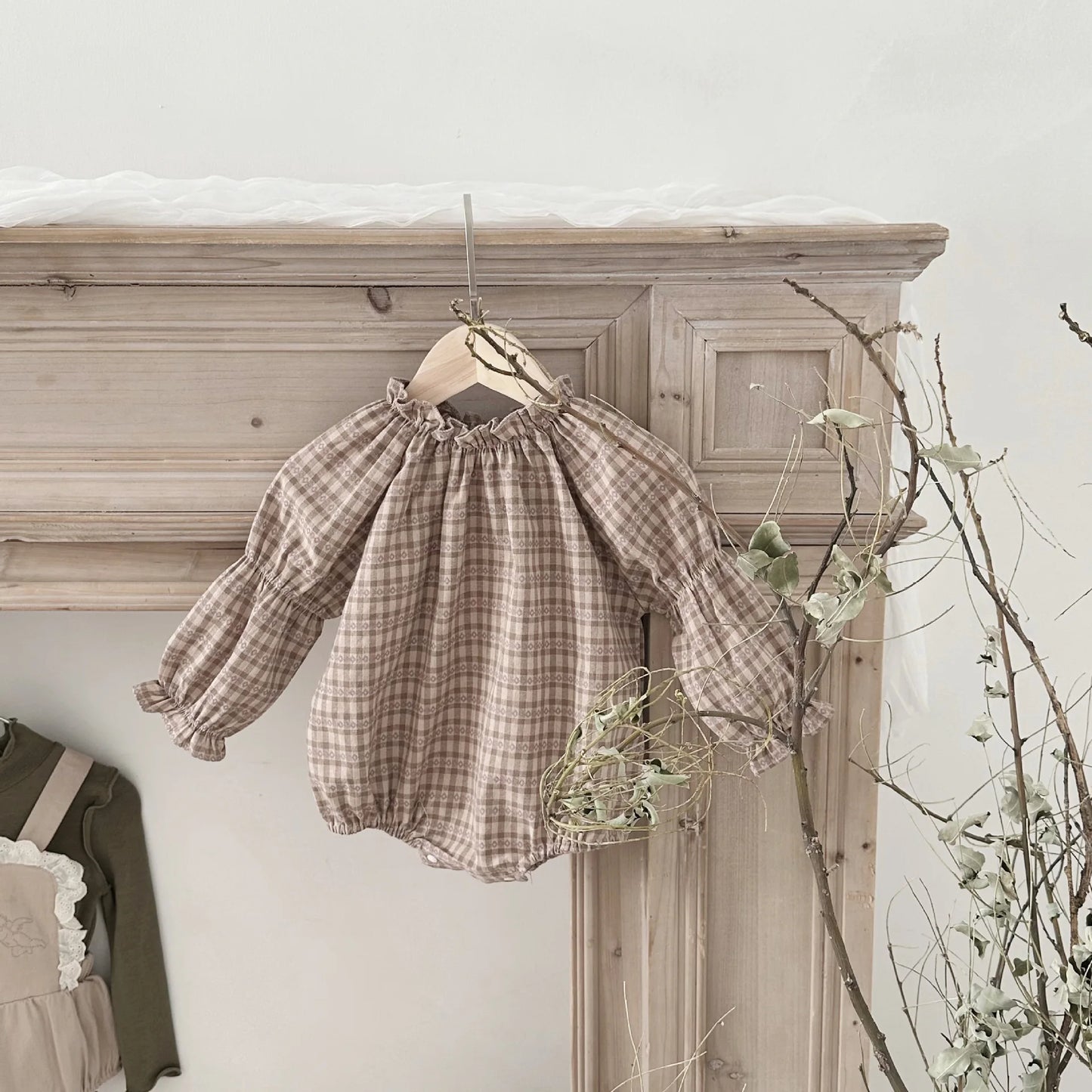 -ベビーロンパース チェック柄 フリル襟 長袖ボディスーツ - mamahalo shop - 長袖ロンパース -  べビー服 - 子供服 - 男の子 - 女の子