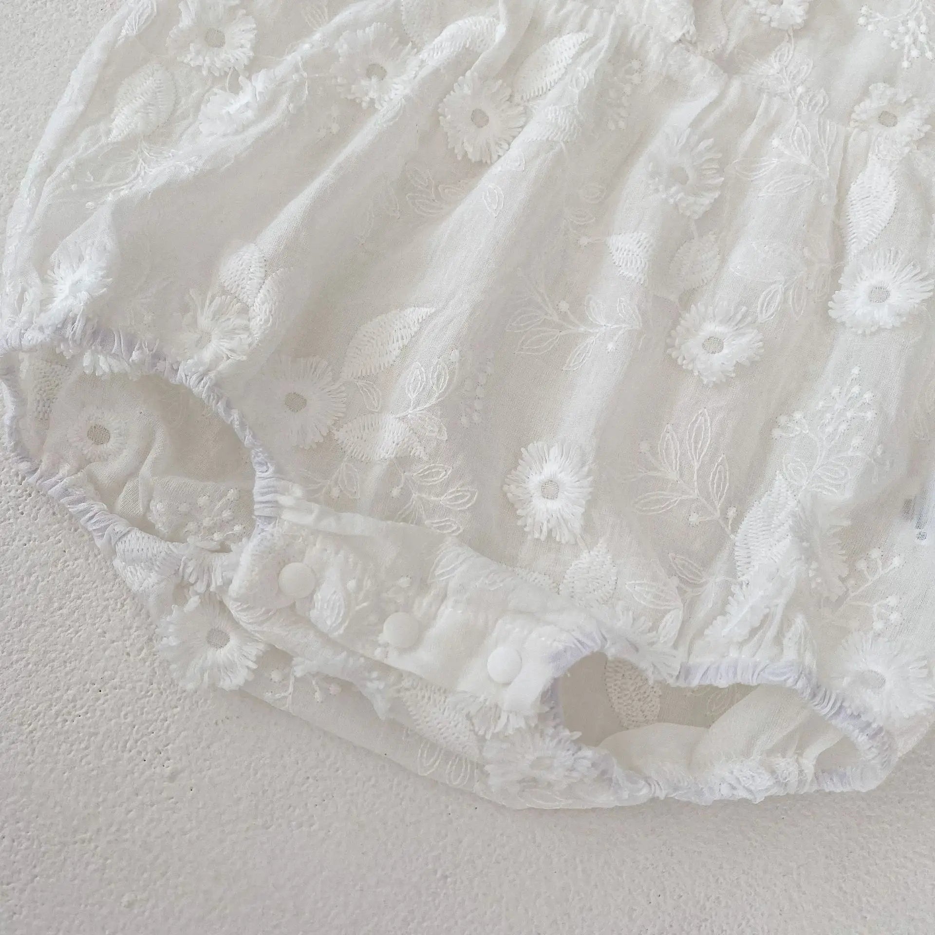 -ベビーロンパース フラワー花柄エンボス フリル 半袖ボディスーツ ホワイト【mh0004660】 - mamahalo shop - 半袖ロンパース -  べビー服 - 子供服 - 男の子 - 女の子