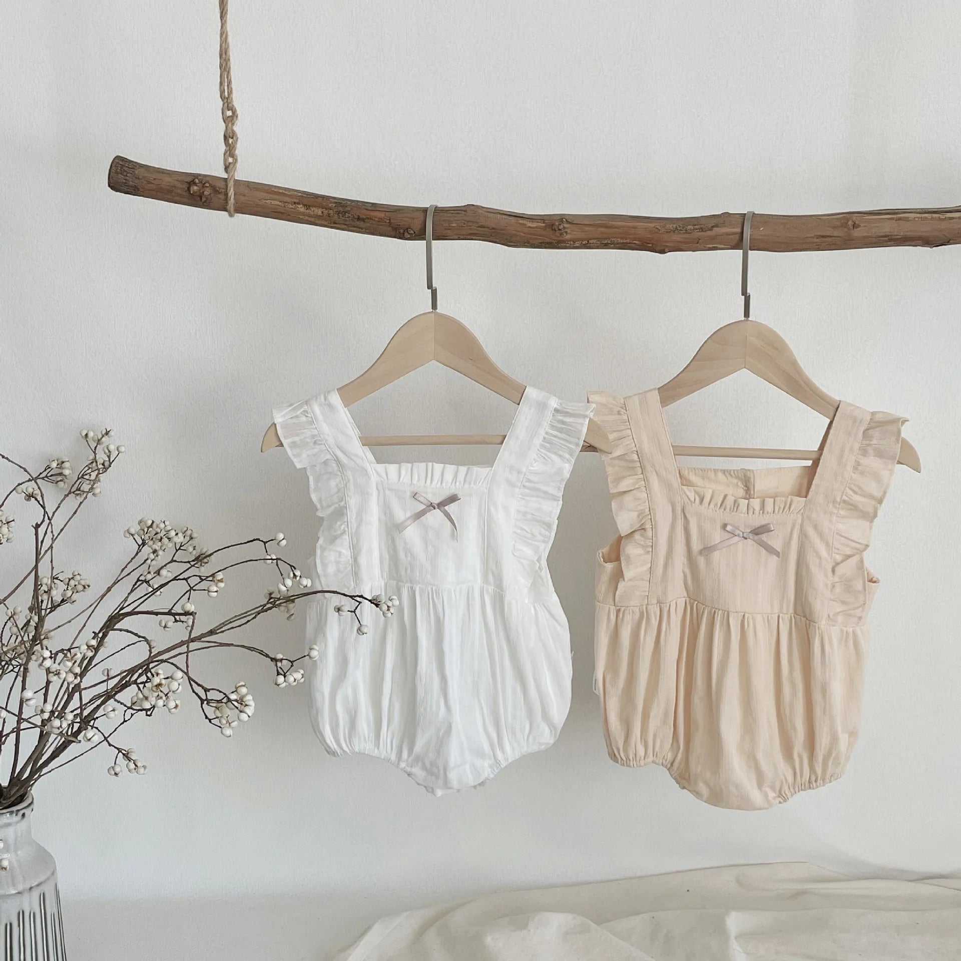 -ベビーロンパース フリル ノースリーブ リボンボディスーツ 2カラー【mh0006297】 - mamahalo shop - ノースリーブロンパース -  べビー服 - 子供服 - 男の子 - 女の子