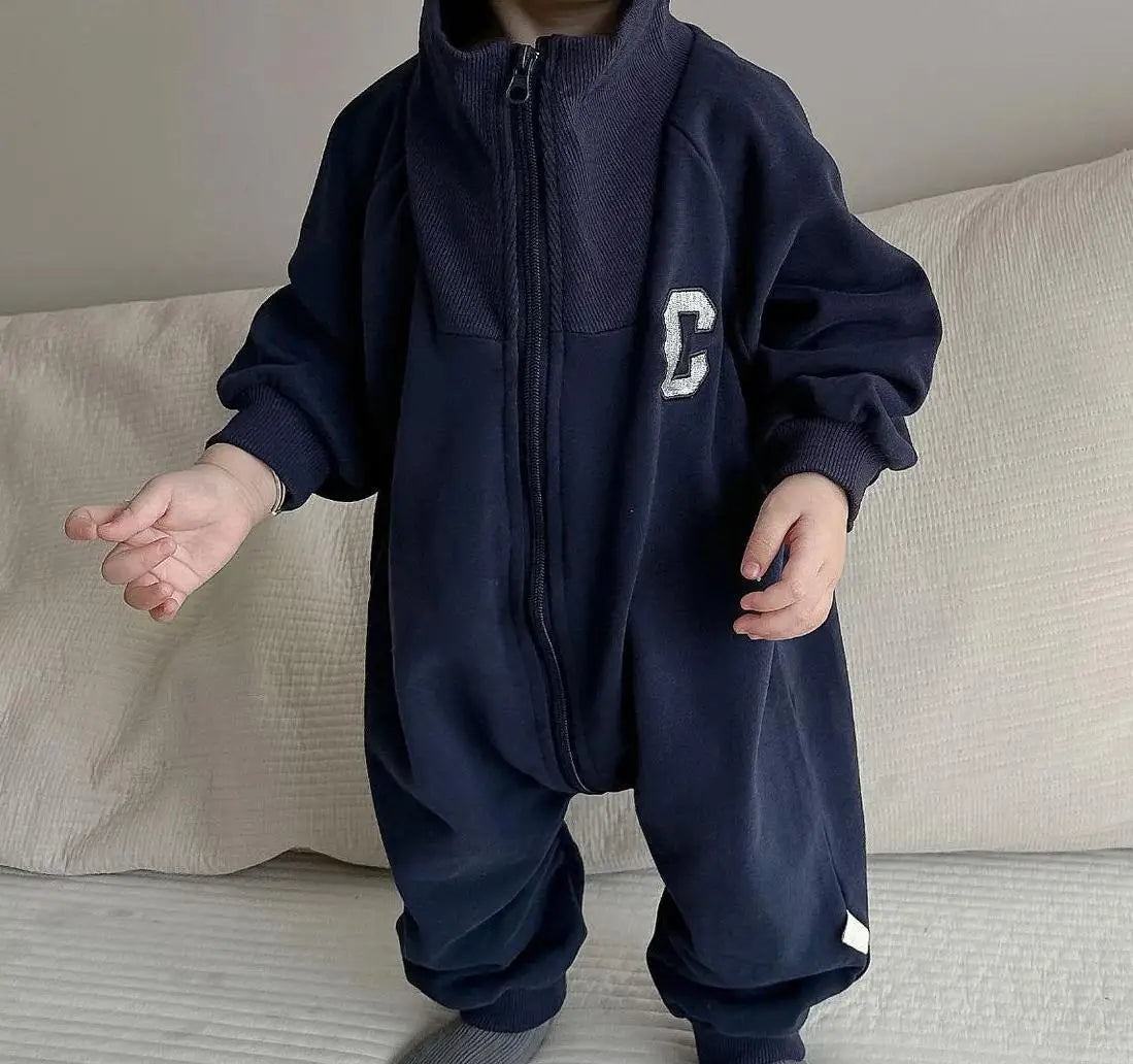 -ベビージャンプスーツ ジップアップ ハイネック長袖ロンパース レターロゴ刺繍 ネイビー グレー 2カラー - mamahalo shop - 長袖ジャンプスーツ -  べビー服 - 子供服 - 男の子 - 女の子