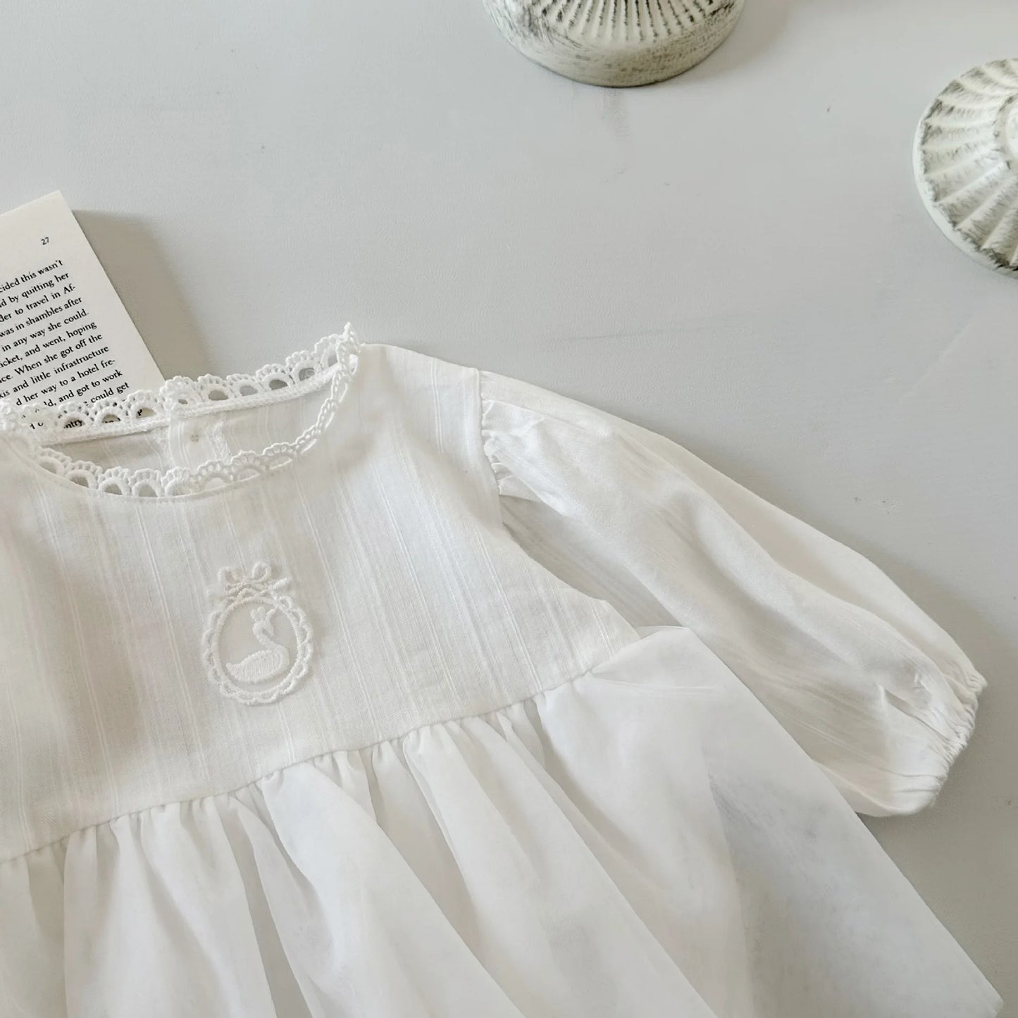 -ベビーロンパース 長袖スカートボディスーツ レース スワンワンポイント ホワイト - mamahalo shop - 長袖ロンパース -  べビー服 - 子供服 - 男の子 - 女の子