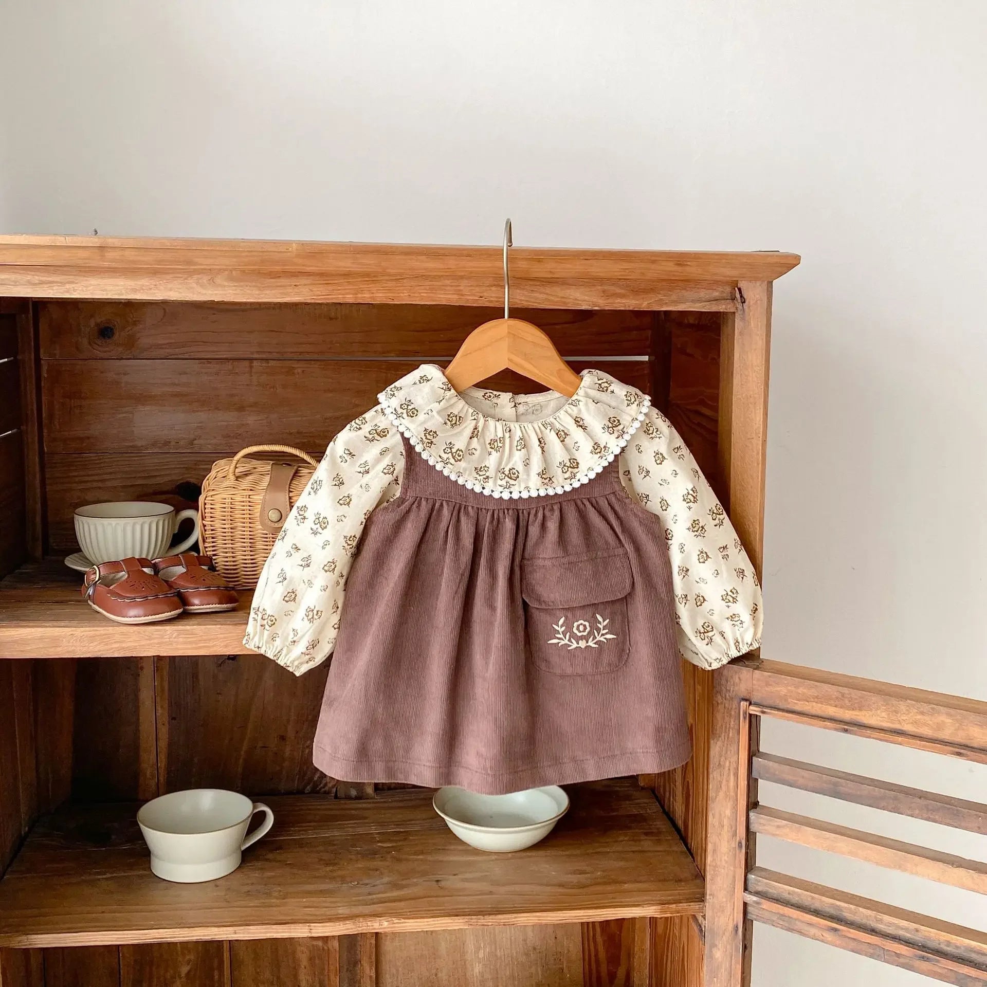 -ベビーキッズトップス/ワンピース フラワー小花柄プリントラッフル襟長袖ブラウス/ノースリーブ刺繍ポケットジャンパースカート - mamahalo shop - 長袖セットアップ -  べビー服 - 子供服 - 男の子 - 女の子