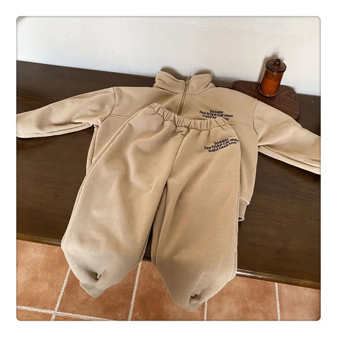 -キッズセットアップ 2点セット ハーフジップスタンドカラー スウェットトップス スウェットパンツ レターロゴ刺繍 2カラー - mamahalo shop - 長袖セットアップ -  べビー服 - 子供服 - 男の子 - 女の子