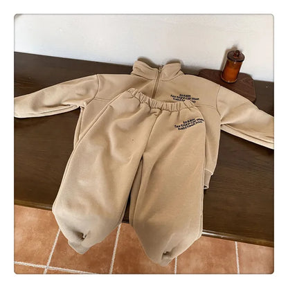 -キッズセットアップ 2点セット ハーフジップスタンドカラー スウェットトップス スウェットパンツ レターロゴ刺繍 2カラー - mamahalo shop - 長袖セットアップ -  べビー服 - 子供服 - 男の子 - 女の子