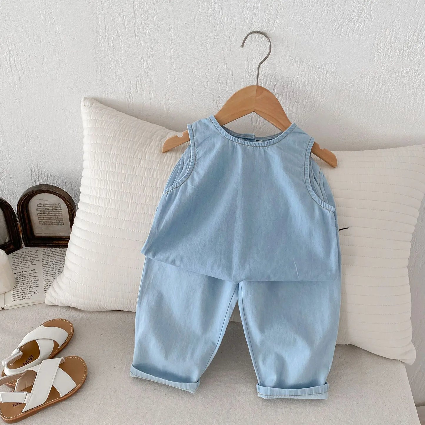 -キッズセットアップ 2点セット ノースリーブブラウス+ロングパンツ デニム ライトブルー【mh0006316】 - mamahalo shop - ノースリーブセットアップ -  べビー服 - 子供服 - 男の子 - 女の子