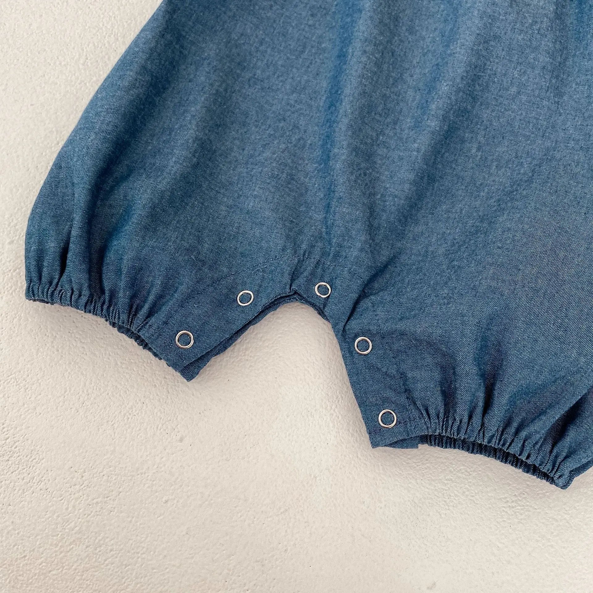 -ベビーロンパース デニム フリル サスペンダーボディスーツ サロペット ジャンプスーツ【mh0006532】 - mamahalo shop - ノースリーブロンパース -  べビー服 - 子供服 - 男の子 - 女の子