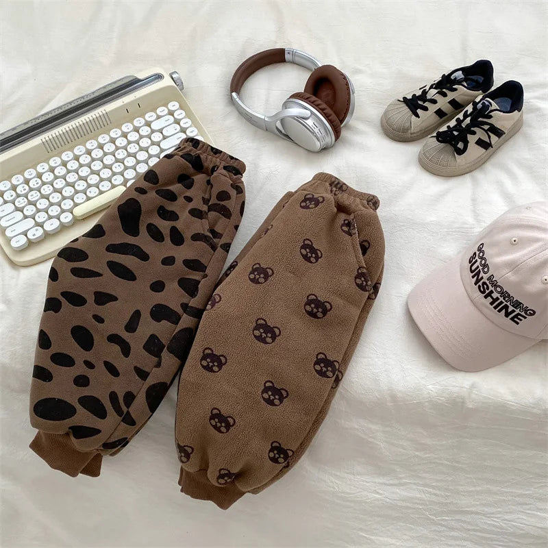 -ベビーパンツ フリーススウェットパンツ くまベア柄 レオパード柄プリント ブラウン【mh0003443】 - mamahalo shop - ロングパンツ・スウェットパンツ -  べビー服 - 子供服 - 男の子 - 女の子