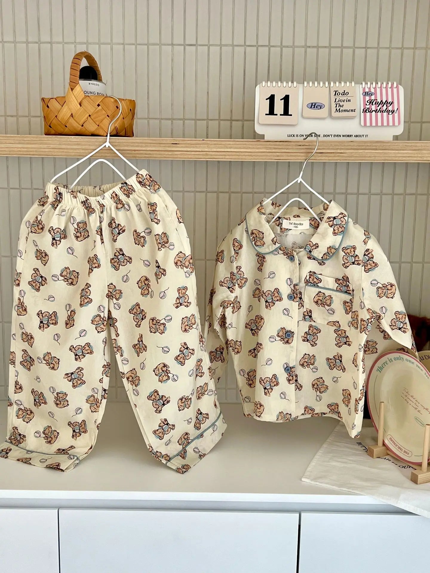 -キッズパジャマセット 長袖シャツ+ロングパンツ りんごチェック犬プリント柄【mh0004728】 - mamahalo shop - 長袖パジャマ -  べビー服 - 子供服 - 男の子 - 女の子