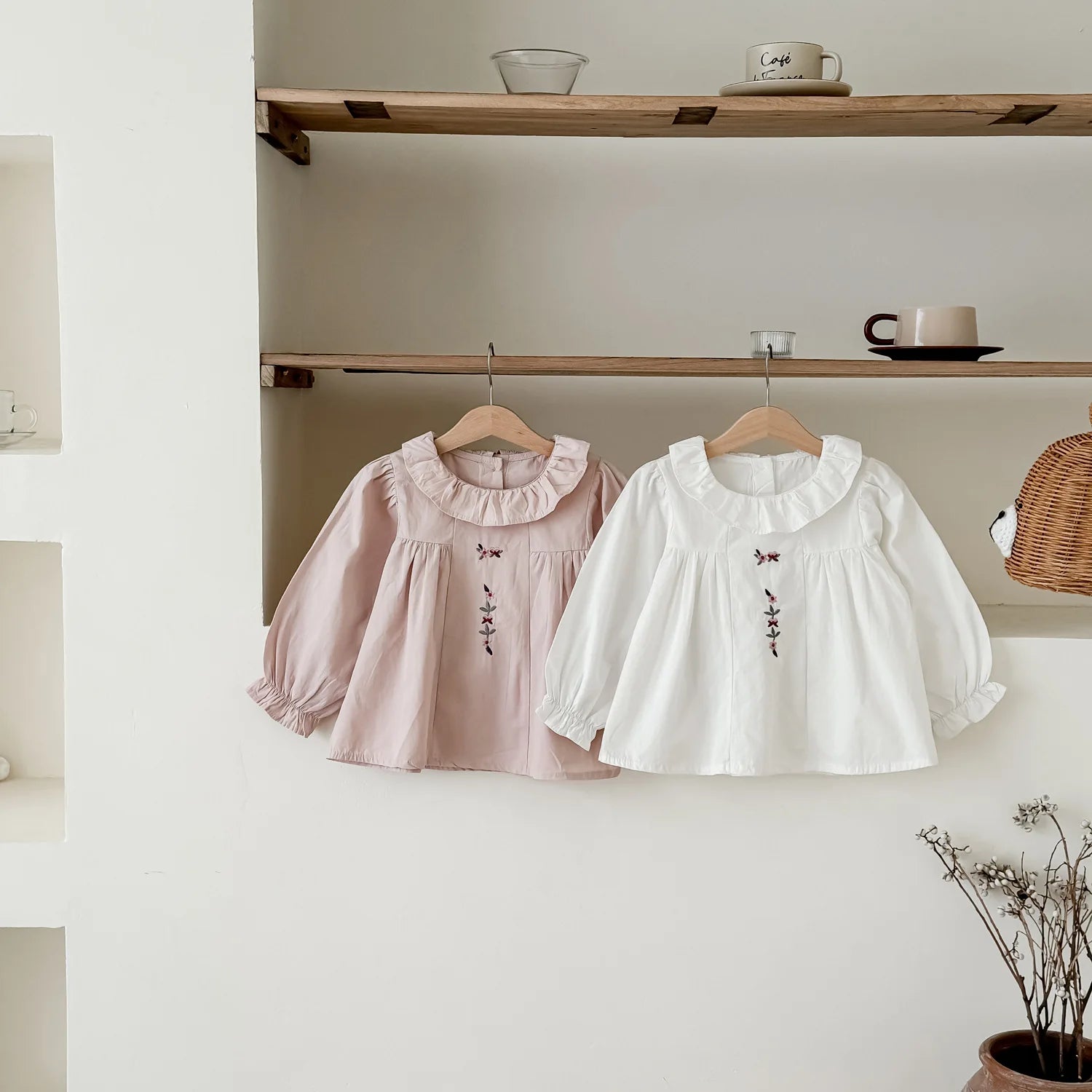 -キッズトップス サークルフリル襟刺繍ワンポイント長袖チュニックブラウス 2カラー【mh0006742】 - mamahalo shop - 長袖シャツ・ブラウス -  べビー服 - 子供服 - 男の子 - 女の子