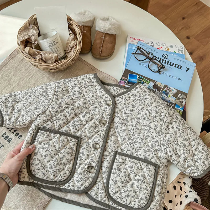 -キッズ キルティングジャケット ショートジャケット コート アウター バックレターロゴ フラワー 花柄プリント バイピング グレー ベージュ 2カラー ガールズ 女の子 子供服 - mamahalo shop - ショートコート・ジャケット・ジャンパー -  べビー服 - 子供服 - 男の子 - 女の子