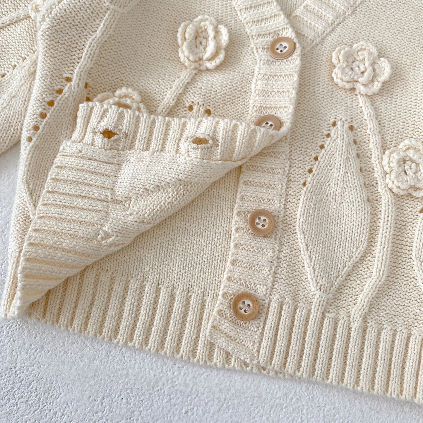 -ベビーカーディガン ニットジャケット フラワー刺繍 アプリコットホワイト - mamahalo shop - カーディガン・パーカー -  べビー服 - 子供服 - 男の子 - 女の子
